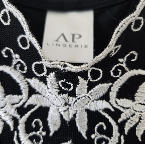 AP Lingerie Short Slip Nightgown Sleepwear Black & White Lace size Medium - Picture 9 of 16